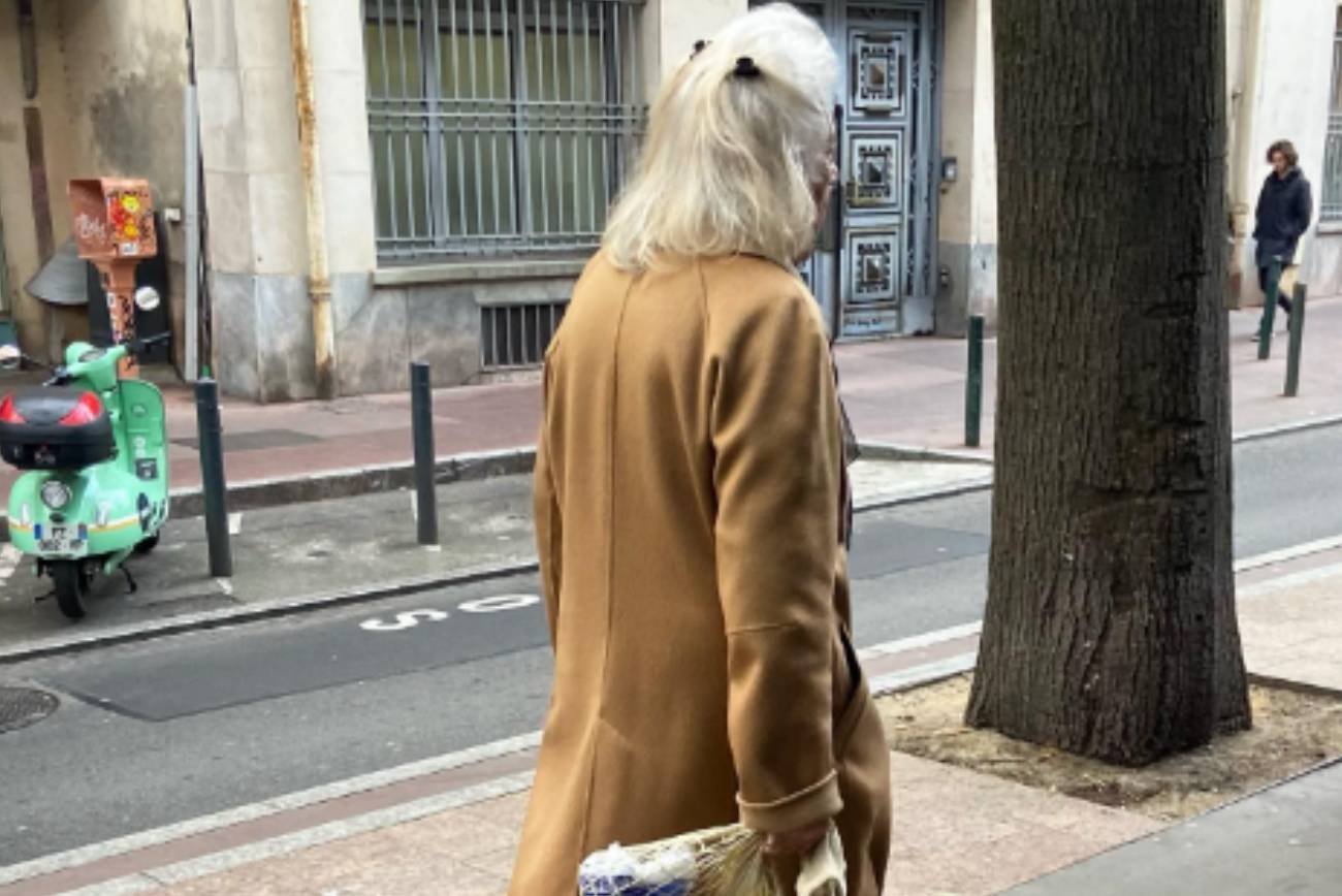 Outifit na babcie to nowy hit sezonu. Po clean girl moda na emerytkę