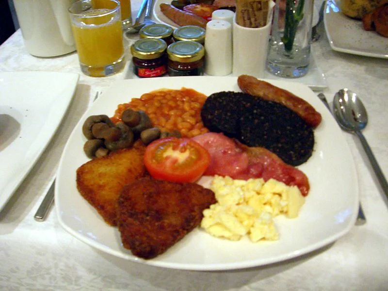 Tak prezentuje się Full English Breakfast