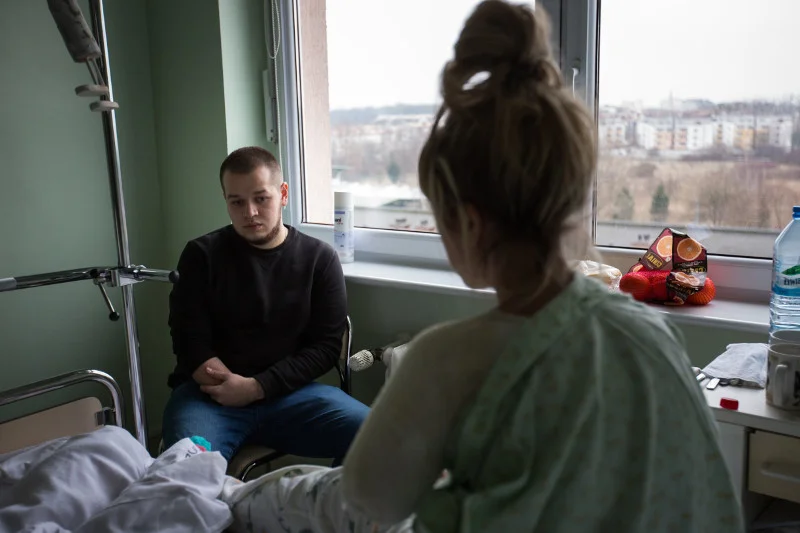 Dima Shutka stracił dłoń wypadku w pracy. Poznańska kancelaria walczy o odszkodowanie dla niego. Shutka odwiedził Ukrainkę, Alonę w szpitalu. Lekarze musieli amputować jej rękę.