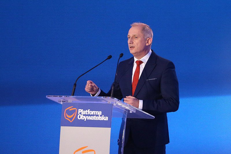 Sławomir Neumann z PO przekonuje, że ofiary katastrofy smoleńskiej należało pochować w jednym wspólnym grobie.