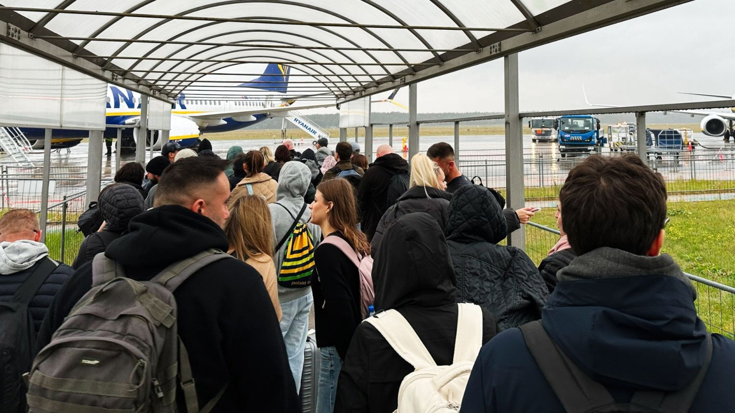 Pasażerowie na lotnisku w Modlinie Trudniejszy dojazd na lotnisko w Modlinie