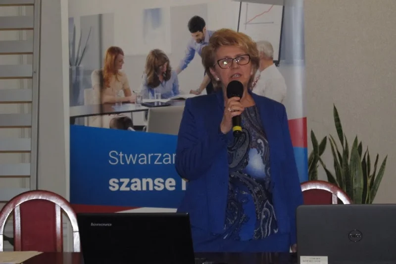 Dorota Mech-Kuchcińska, żona marszałka Sejmu, jest nauczycielem-konsultantem w w oddziale Podkarpackiego Centrum Edukacji Nauczycieli w Przemyślu