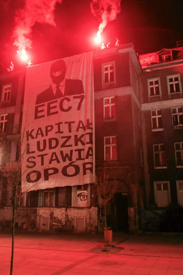 Katowice . Pustostan przy ulicy Mariackiej 35 zaskłotowany przez uczestników Anty-kongresu , którzy sprzeciwiają się Europejskiemu Kongresowi Gospodarczemu.