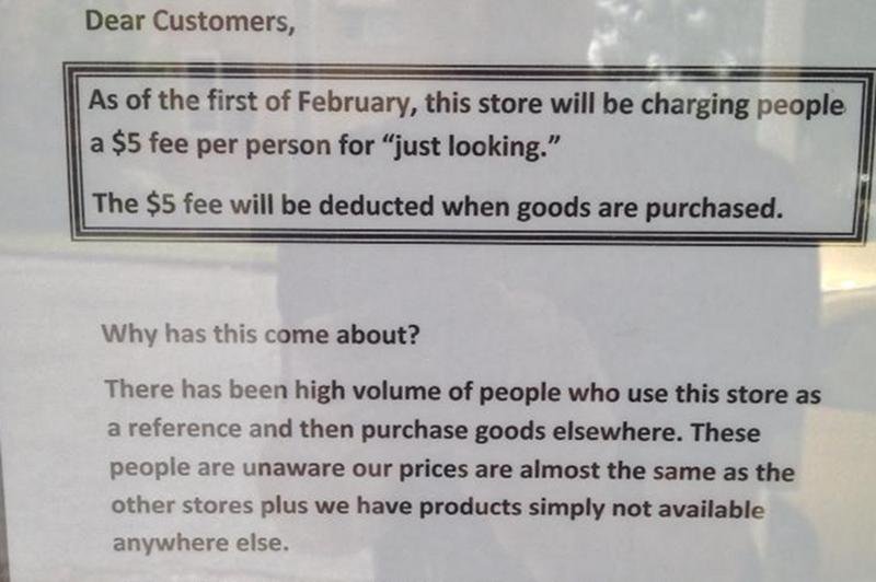 Kartka z informacją, że nawet za oglądanie towaru będzie pobierana opłata w wysokości pięciu dolarów.