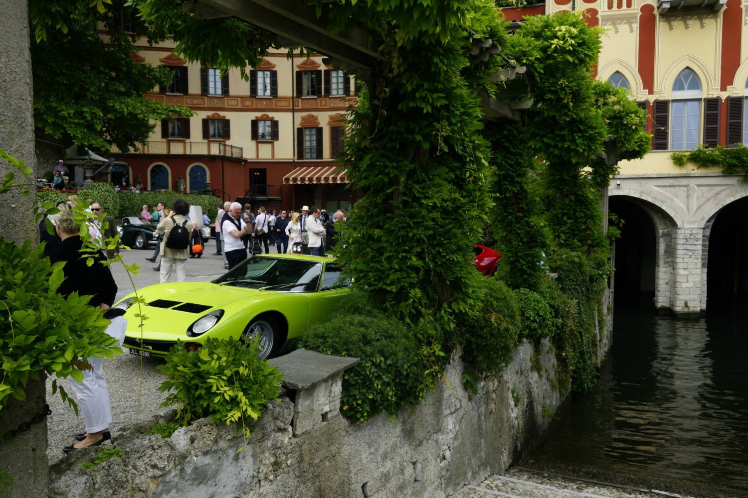 Wystawa samochodów przy hotelu Villa d'Este podczas Concorso. Na pierwszym planie Lamborghini Miura SV.