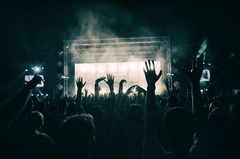 Nie musisz być wszędzie i robić wszystkiego. Jeśli wolisz zostać w domu, zamiast iść na koncert - po prostu to zrób. nawet nie wiesz jak na tym skorzystasz