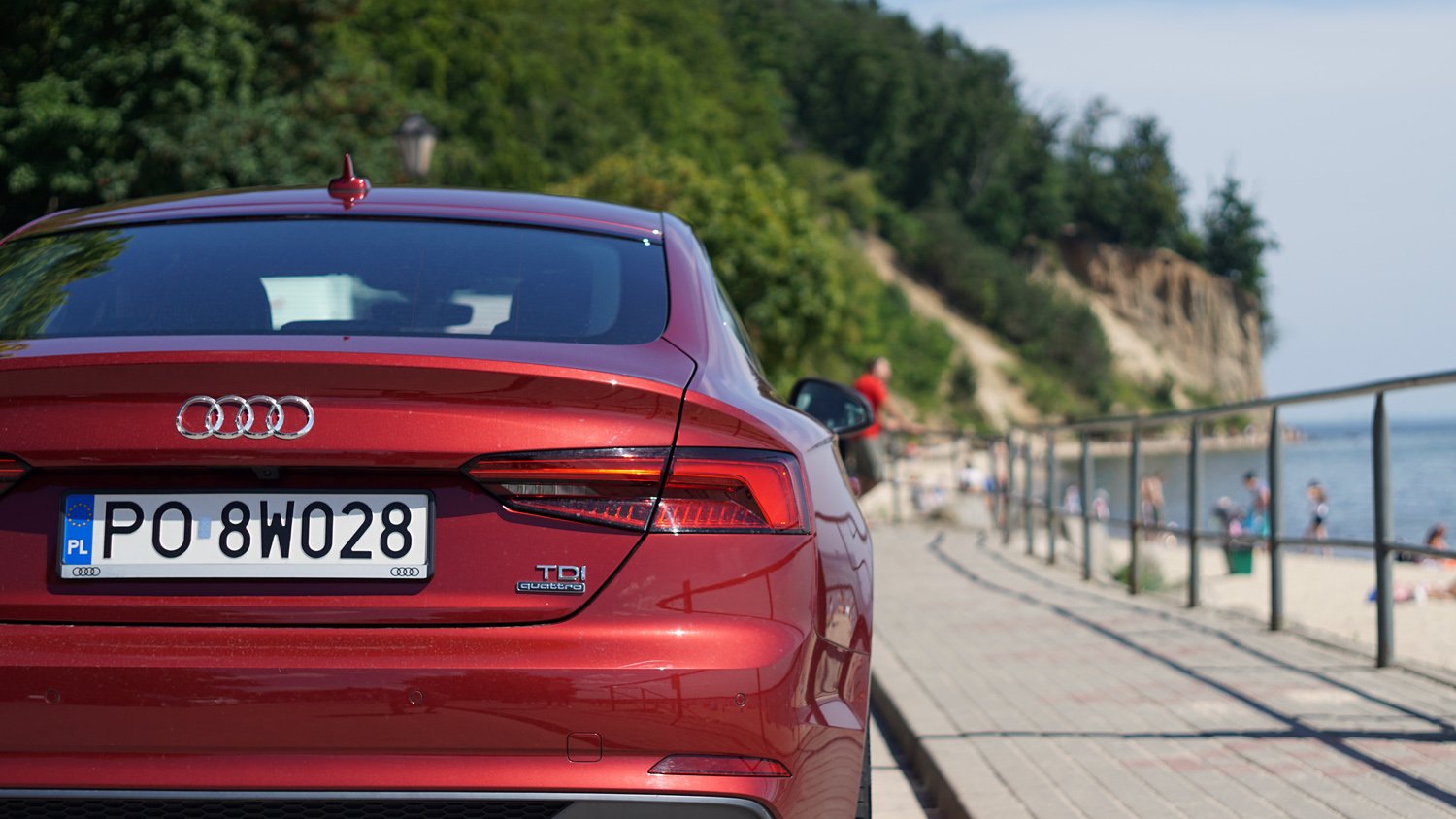 Audi A5 świetnie prezentuje się na tle morza.