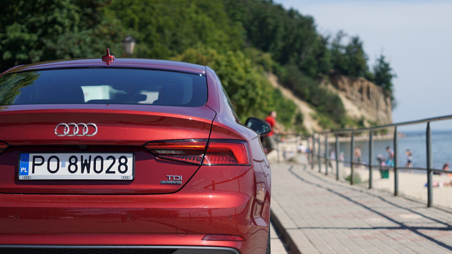 Audi A5 świetnie prezentuje się na tle morza.