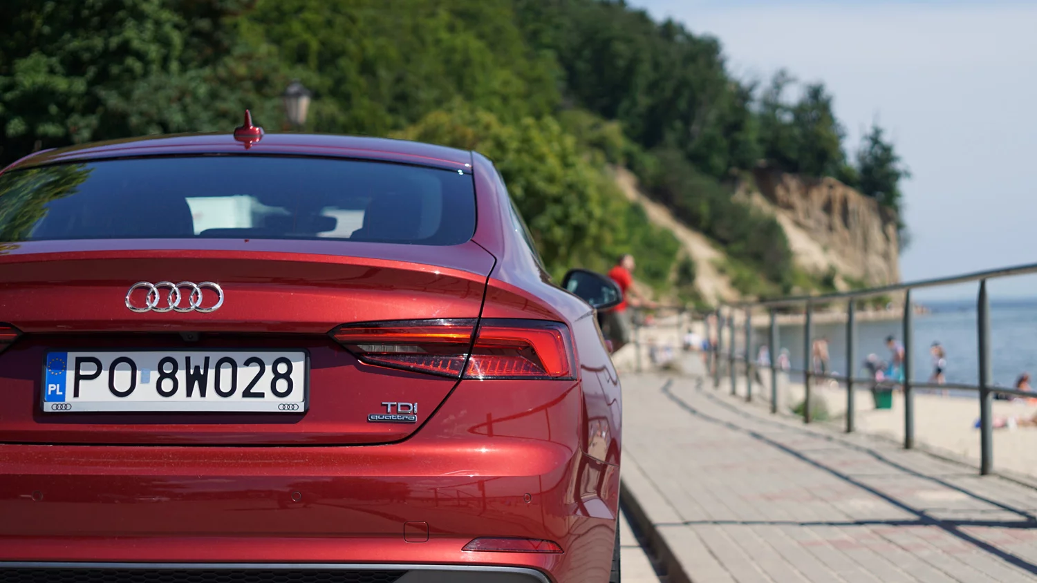 Audi A5 świetnie prezentuje się na tle morza.