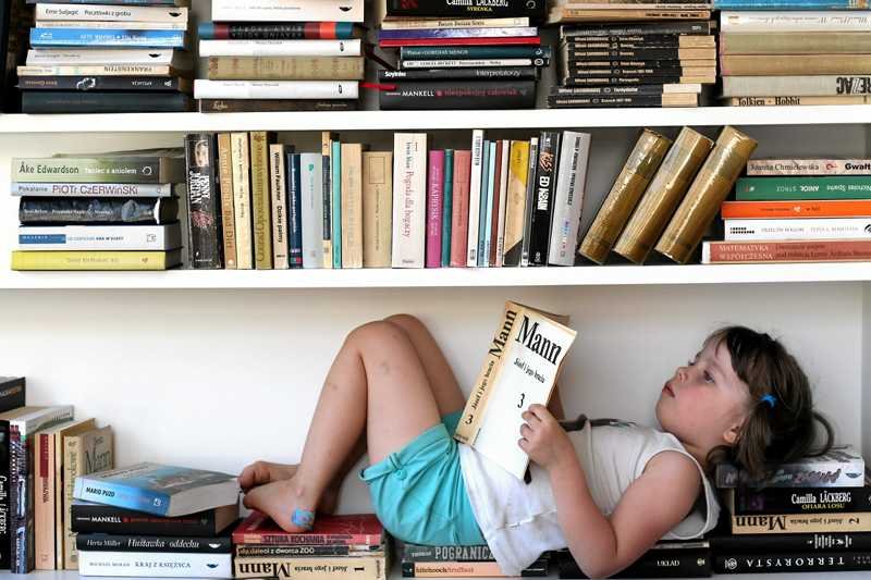 Dzieci to wymagający czytelnicy - przekonuje pisarz Marcin Przewoźniak.
