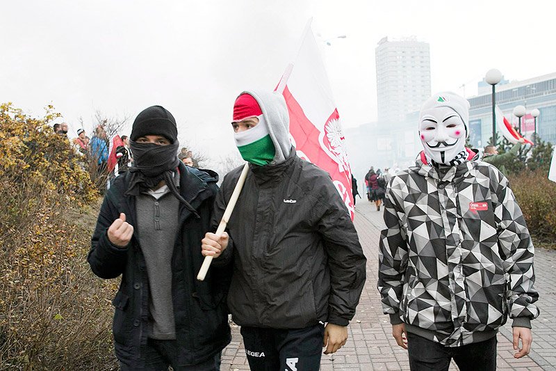 Jak zwykle wielu uczestników "Marszu Niepodległości" postanowiło założyć maski i kominiarki. Szybko to oni stali się najbardziej agresywni.