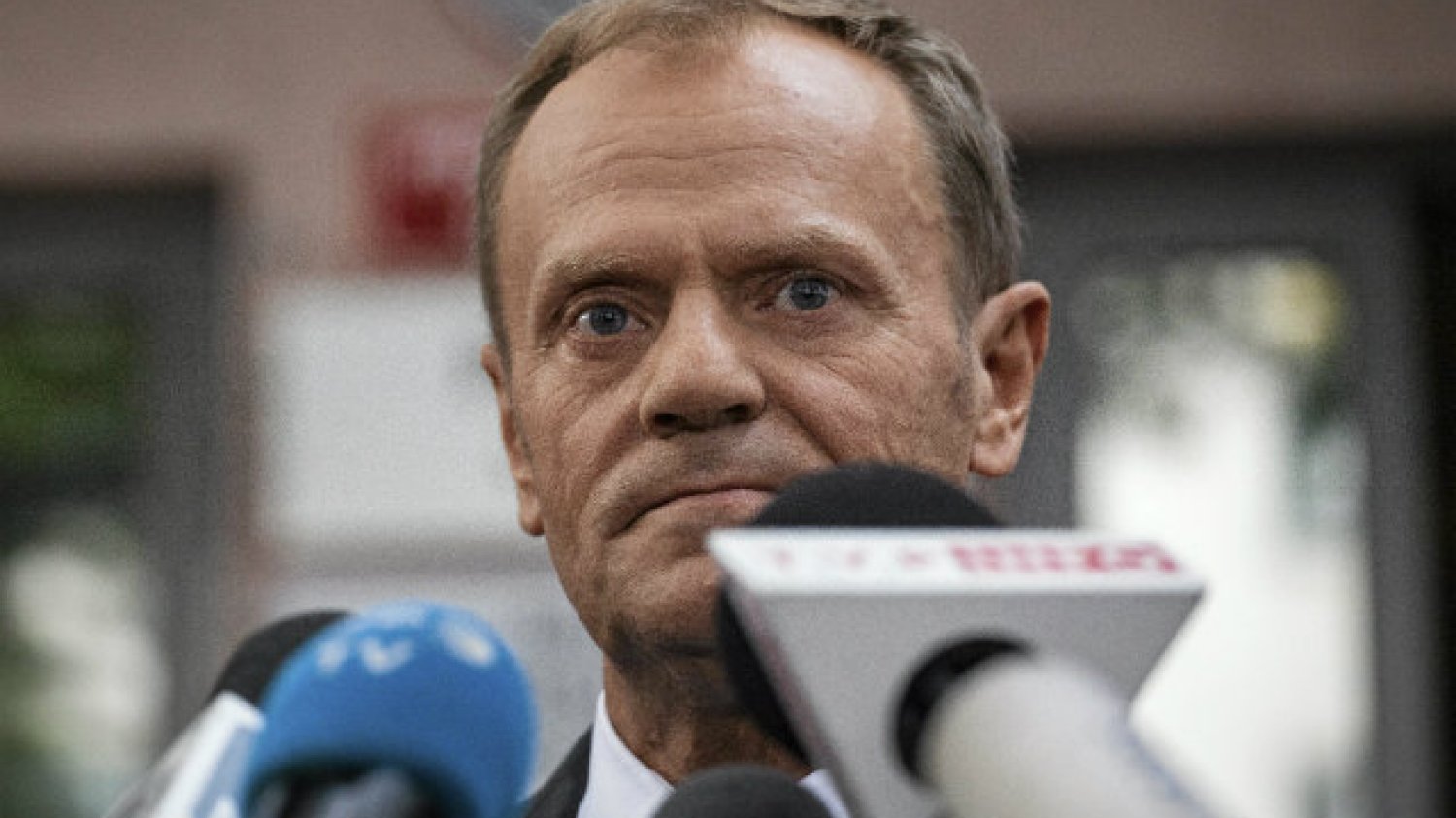 Donald Tusk opuszcza budynek Prokuratury Krajowej po przesłuchaniu w związku z katastrofą smoleńską.