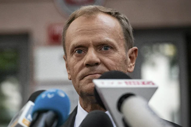 Donald Tusk opuszcza budynek Prokuratury Krajowej po przesłuchaniu w związku z katastrofą smoleńską.
