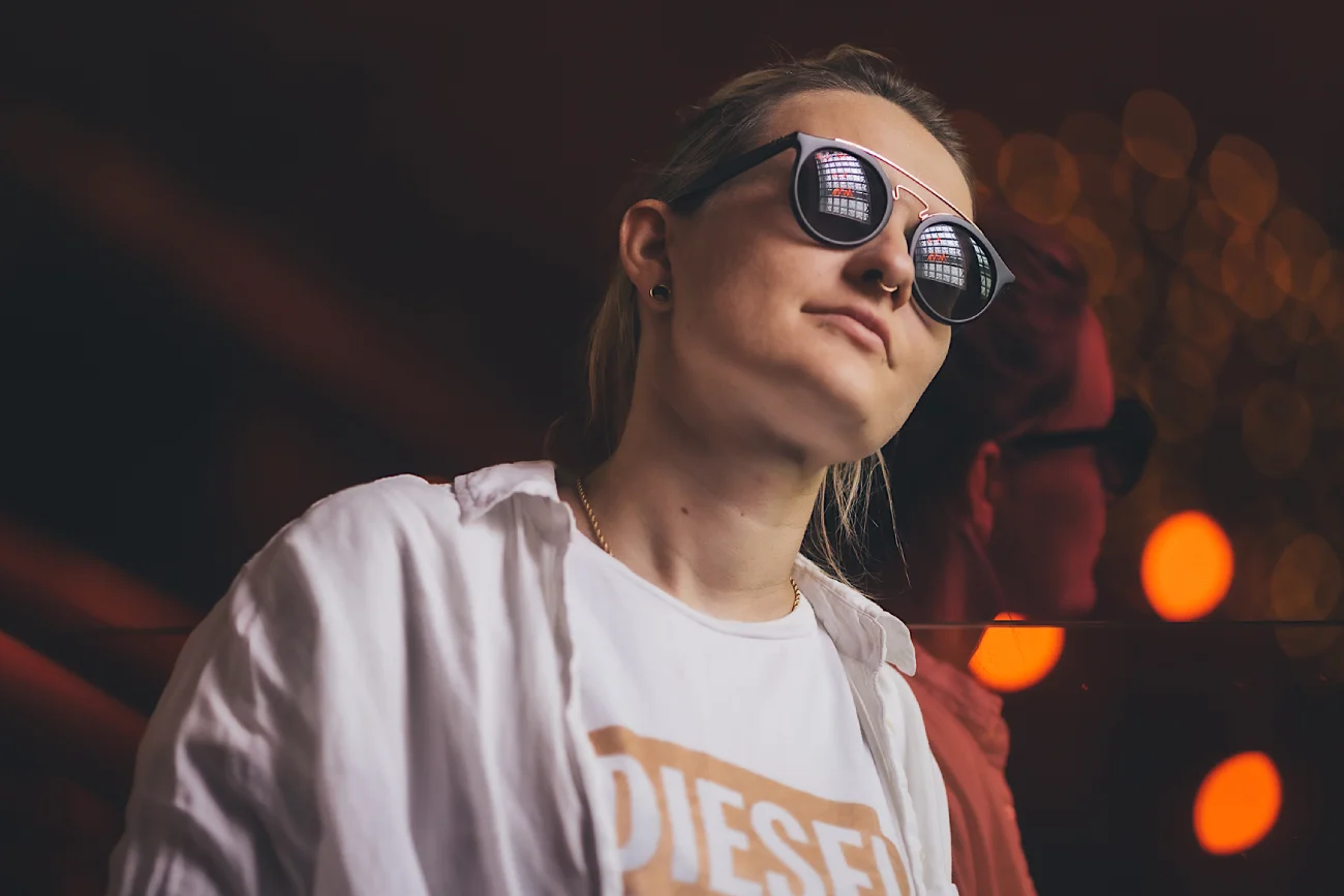 DJ Hiena: Twin Heart z dumą promuje lesbijki w całej Polsce [NASTĘPNA STACJA - PIĘKNA POLSKA #6]
