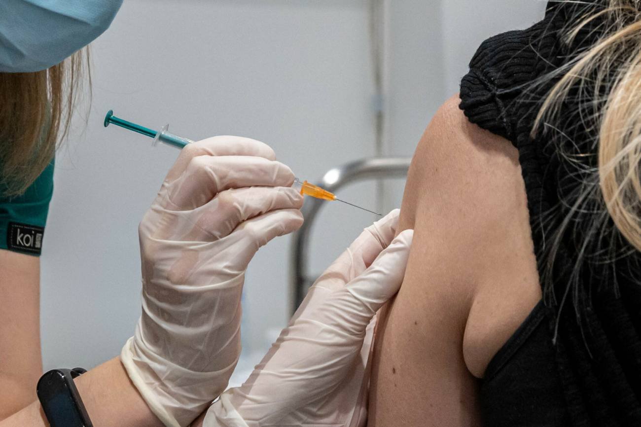 Czasopismo medyczne "The Lancet" opublikowało wyniki badań naukowców dotyczące skuteczności szczepień przeciw COVID-19