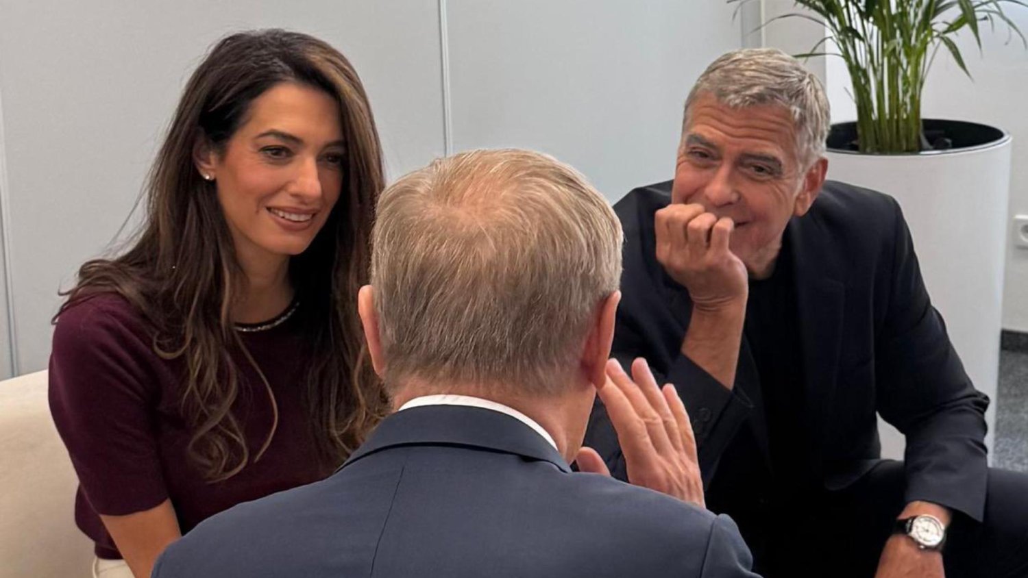 Amal i George Clooney wpatrzeni w Tuska. Zdjęcie z Impact'26 przejdzie do historii