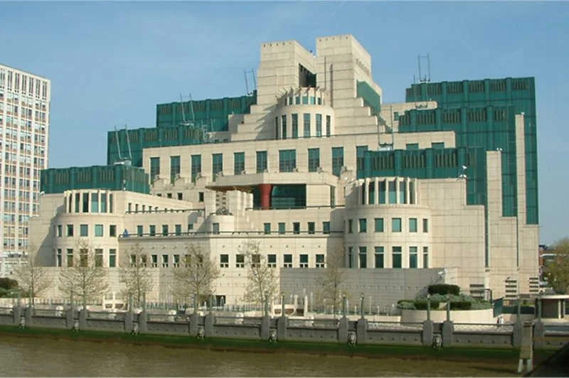 Agent MI6 zamknął się w walizce, z której nie mógł wyjść. Zagadkę jego śmierci wyjaśniono po trzech latach.