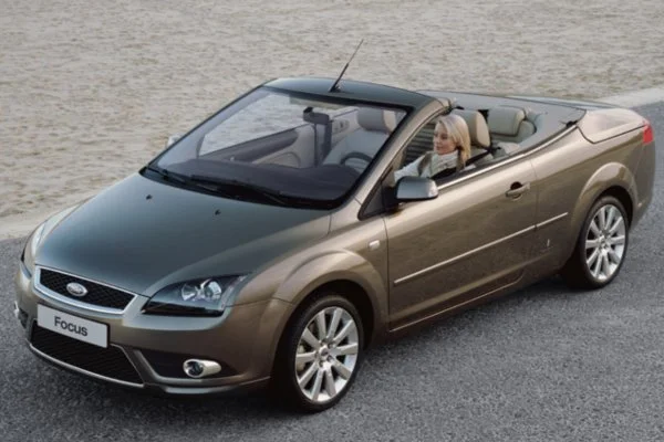 Piękna kobieta i piękny kabriolet? To połączenie idealne! Na zdjęciu Ford Focus Cabrio.