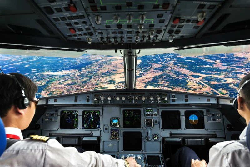 Kim są piloci, którzy odpowiadają za życie setek pasażerów?