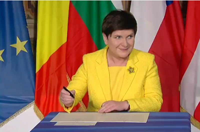 Podpiszę czy też nie podpisze? Beat Szydło pozwoliła sobie na żart, przez chwilę przetrzymała Europę w niepewności.