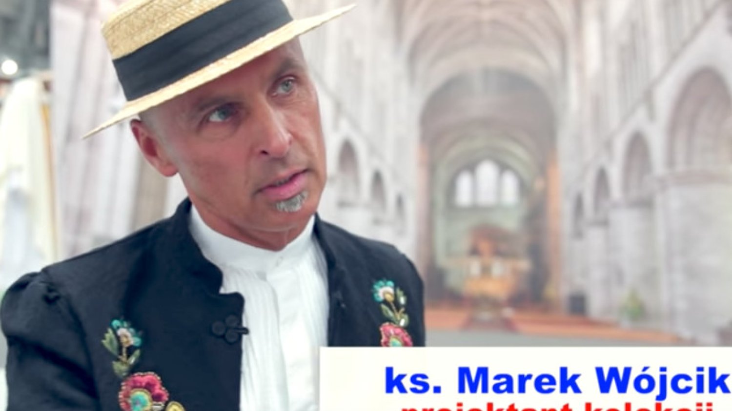 "Mój ulubiony ornat to ten z siecią. No i koniecznie trzeba zobaczyć autora". Nowa moda dla księży budzi emocje.