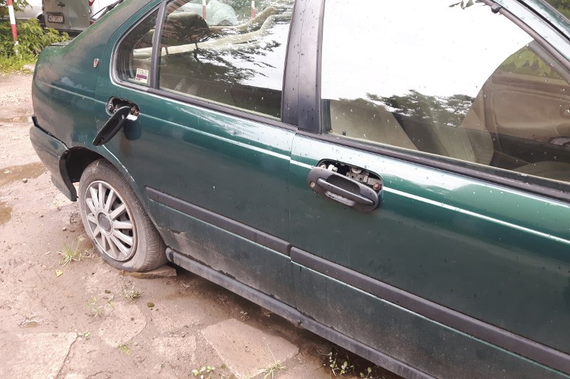 Na osiedlu łatwo jest znaleźć uszkodzone auto. Z tym Roverem ktoś jednak obszedł się wyjątkowo brutalnie.