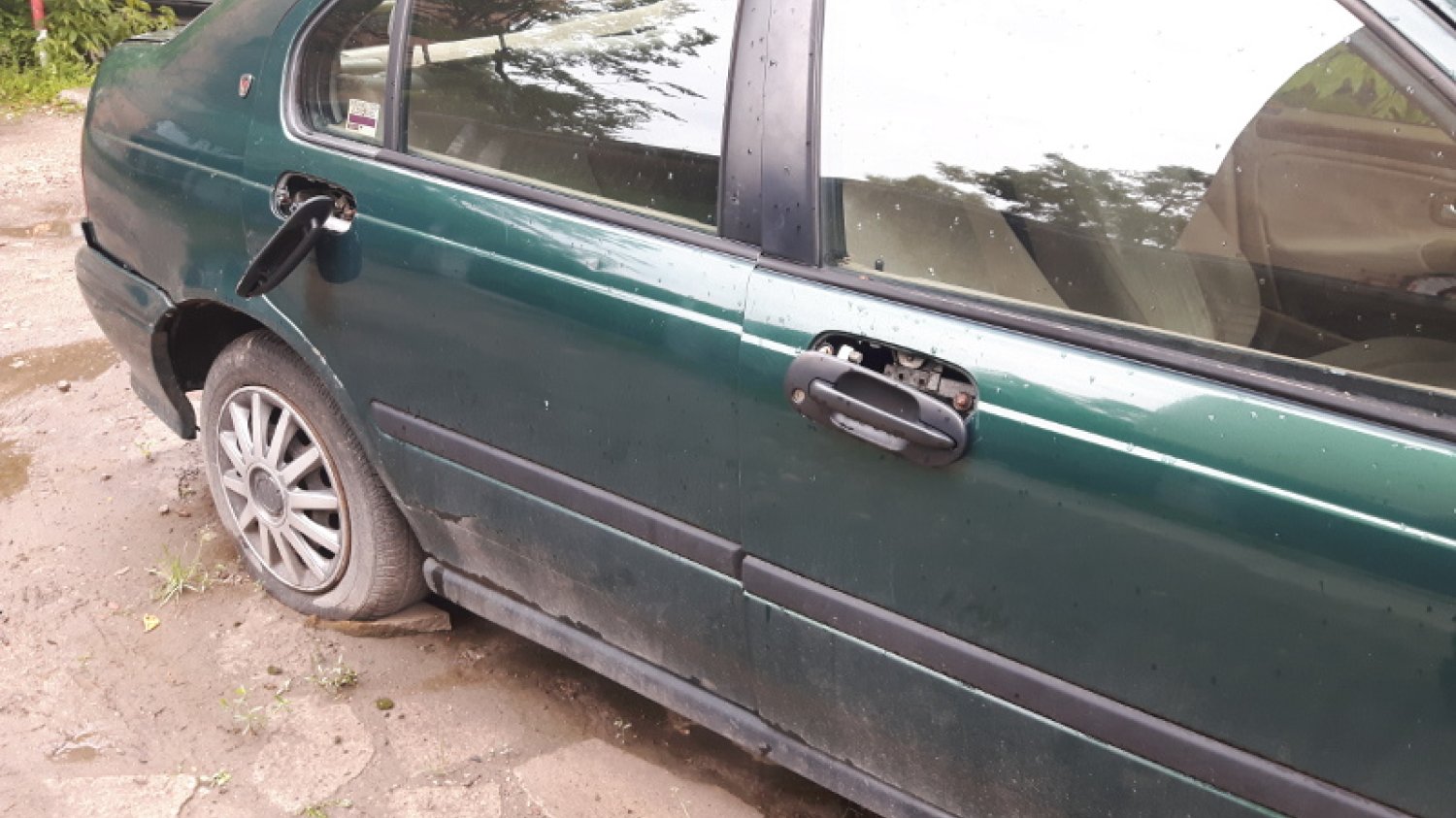 Na osiedlu łatwo jest znaleźć uszkodzone auto. Z tym Roverem ktoś jednak obszedł się wyjątkowo brutalnie.