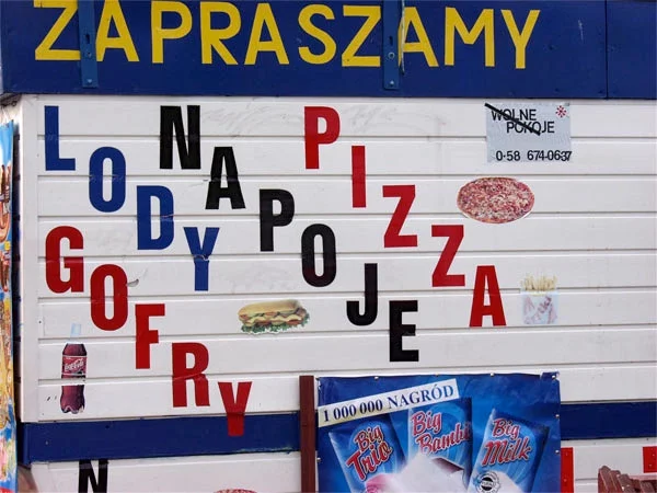 Zdjęcie ze strony [url=http://www.hakobo.art.pl/ ]Hakobo[/url], studio Jakuba Stępnia, który od 2001 roku kolekcjonuje przykłady TypoPolo