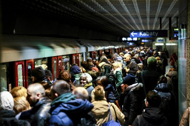 Tłum pasażerów podczas porannego szczytu na peronie metra .