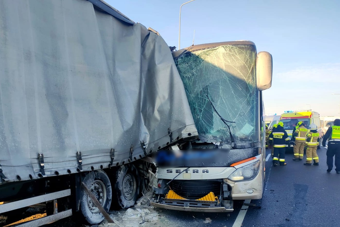 Dramat na Podkarpaciu. Autokar zderzył się z ciężarówką