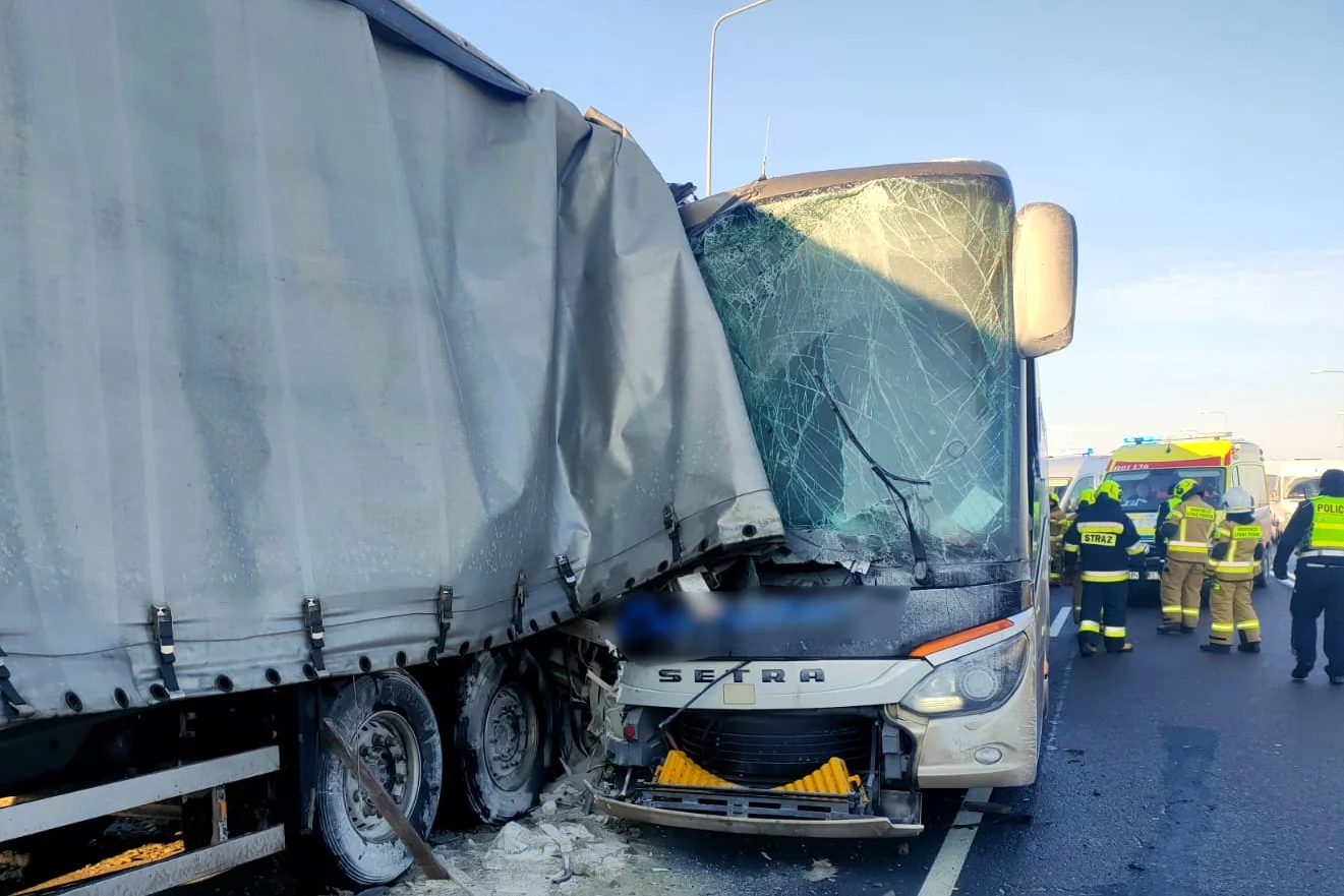Dramat na Podkarpaciu. Autokar zderzył się z ciężarówką