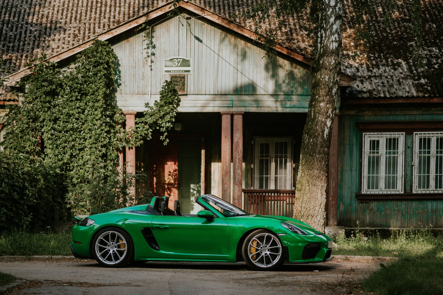 Porsche 718 Spyder to torowa maszyna, którą można jeździć bez dachu po mieście.