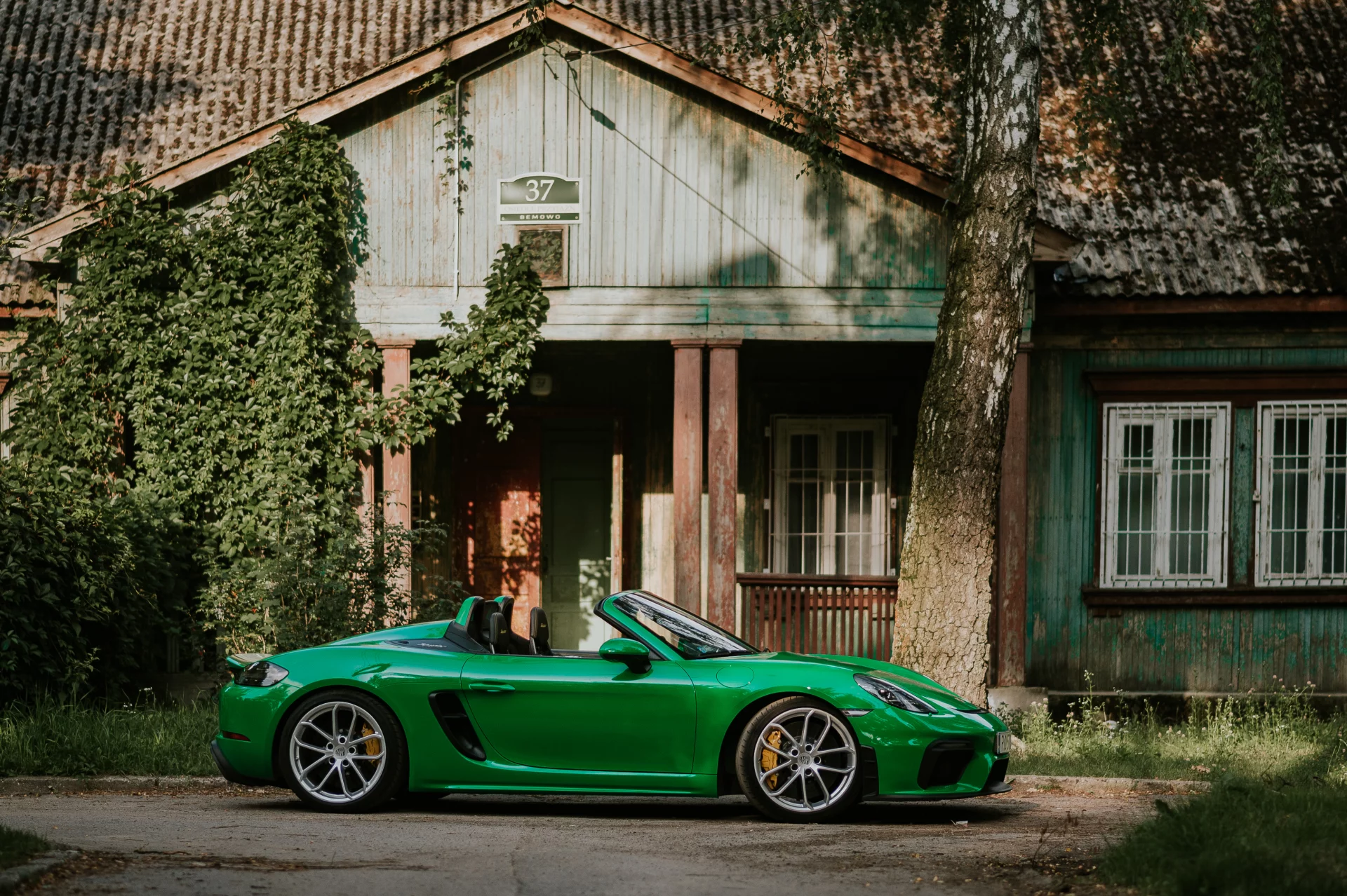 Porsche 718 Spyder to torowa maszyna, którą można jeździć bez dachu po mieście.