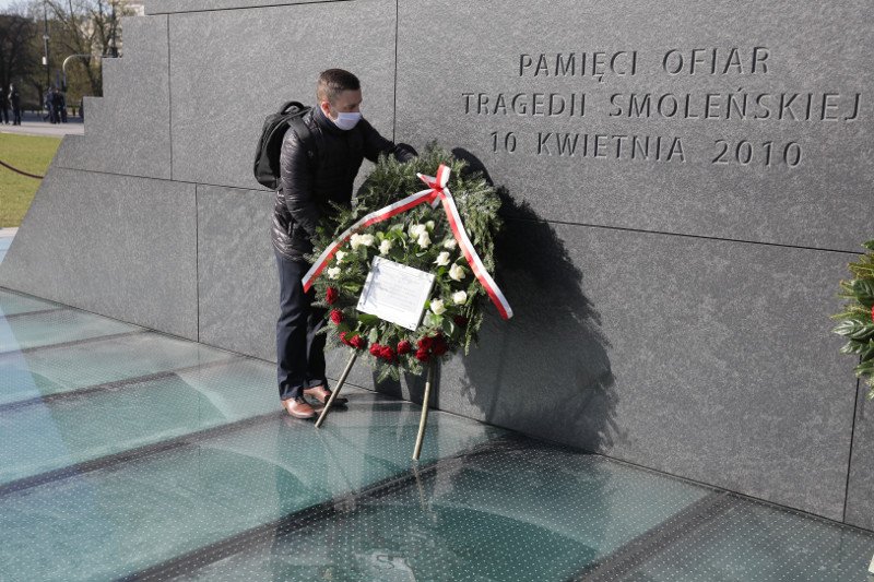 Zbigniew Komosa znieważył pomnik smoleński w Warszawie? Są kolejne zarzuty.