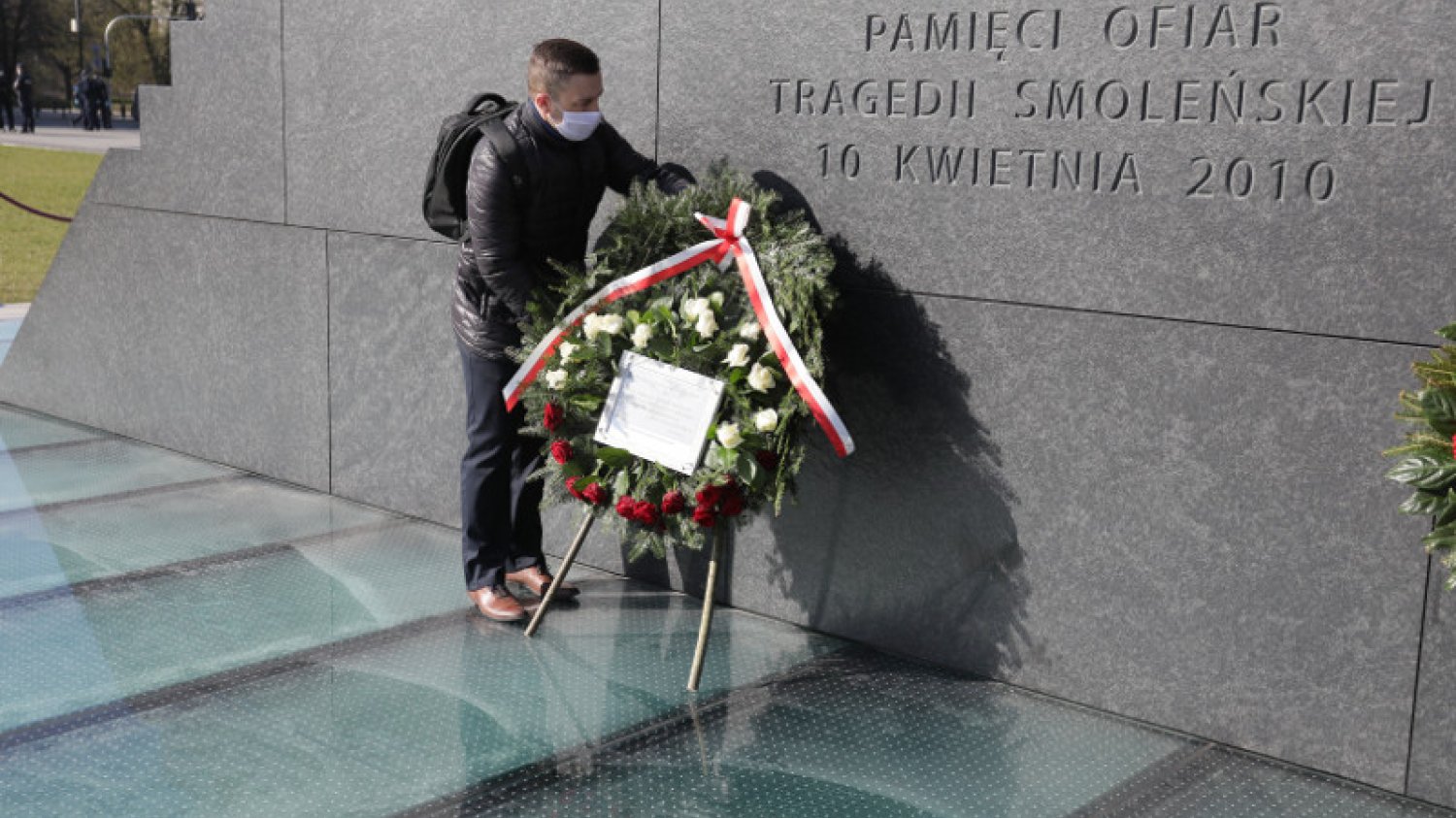 Zbigniew Komosa znieważył pomnik smoleński w Warszawie? Są kolejne zarzuty.