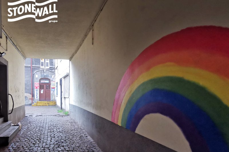 "W Ostrowie Wielkopolskim tęczowa niespodzianka dla radnego PiS!" – skomentowała na FB Grupa Stonewall.