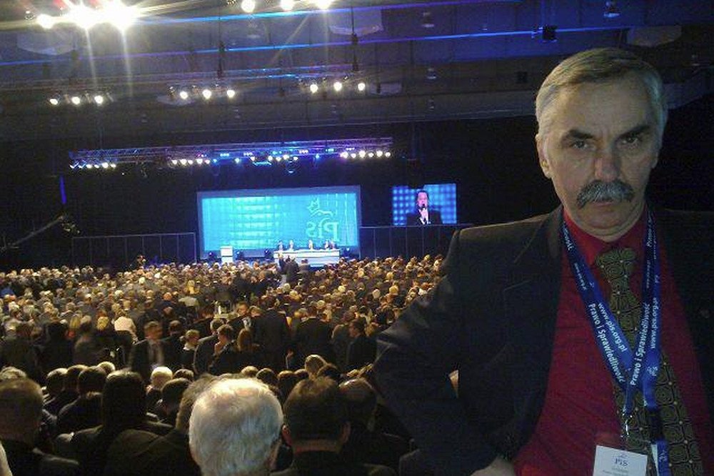 Według relacji uczestników obrad Rady Krakowa, radny PiS porównał dzieci z in vitro do truskawek bez smaku. Radny wydał oświadczenie w którym przekonuje, że jego słowa zostały wyrwane z kontekstu.