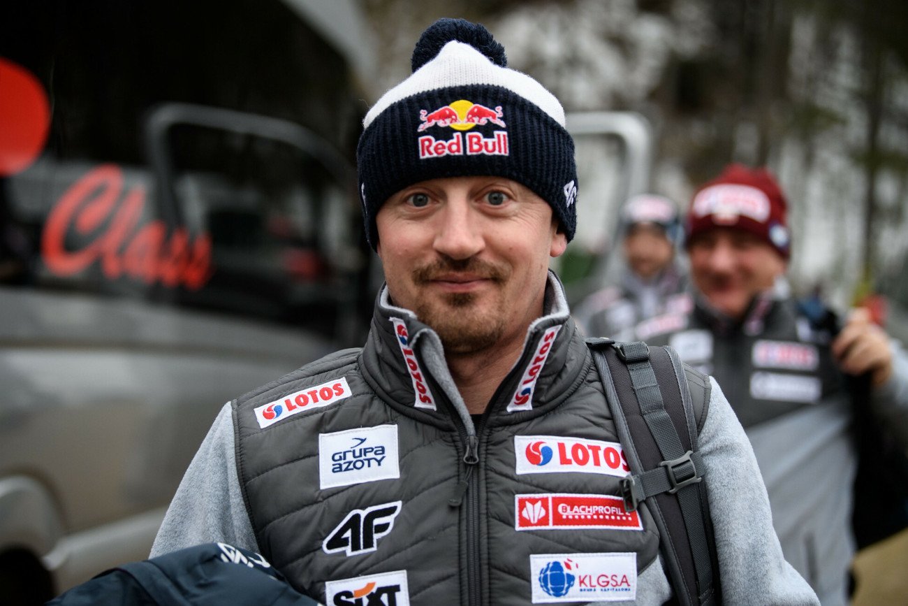 Adam Małysz to legenda skoków narciarskich. W Polsce przetarł szlaki, które są fundamentem dzisiejszego zainteresowania.