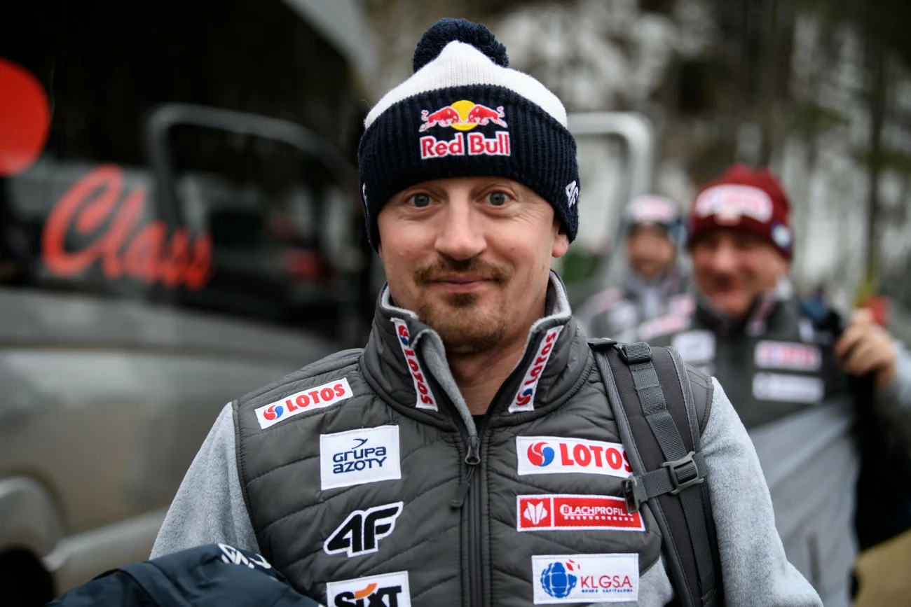 Adam Małysz to legenda skoków narciarskich. W Polsce przetarł szlaki, które są fundamentem dzisiejszego zainteresowania.