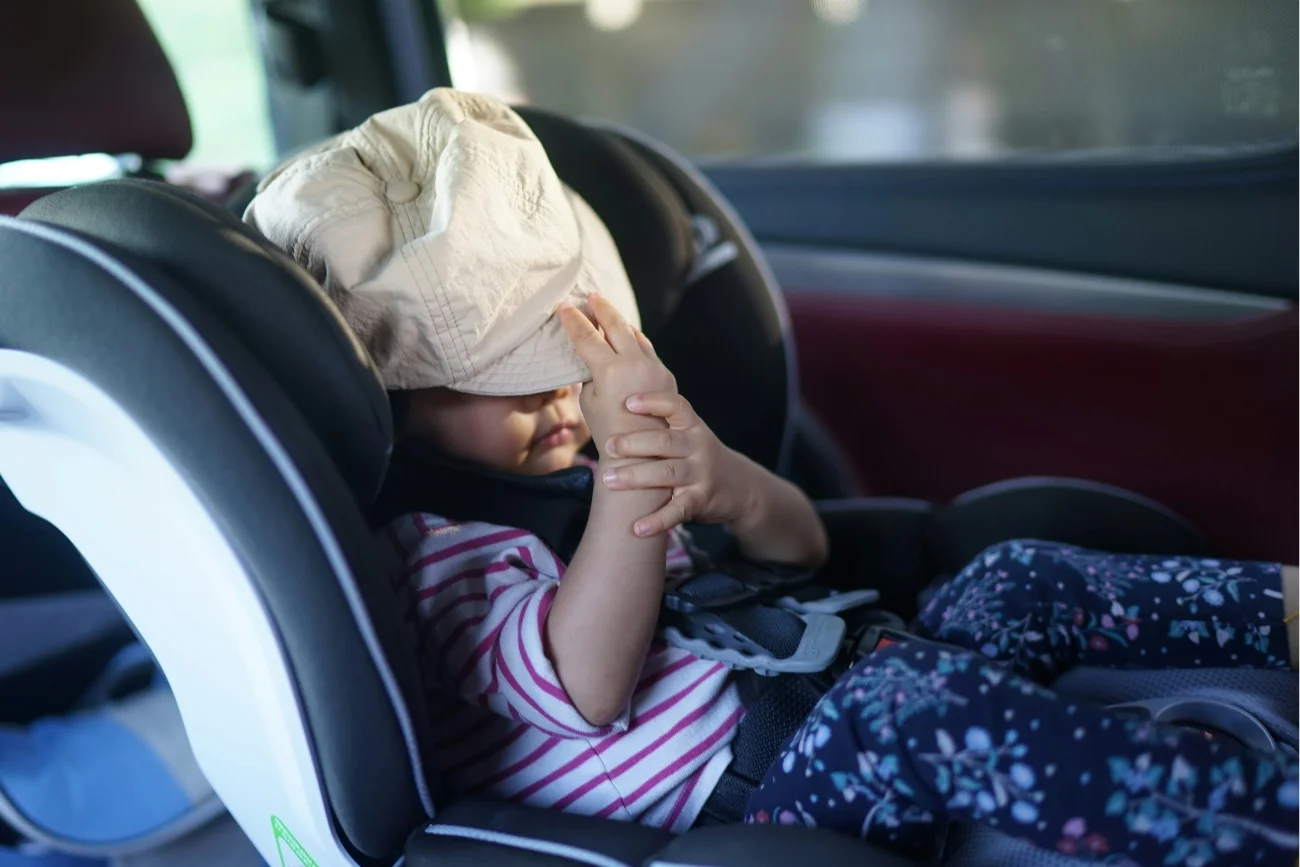 Nie żyje 2-letni chłopiec, którego tata zamknął w nagrzanym samochodzie. (zdjęcie poglądowe)