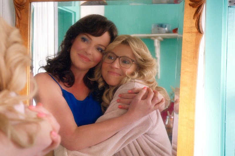 "Firefly Lane" to powieść Kristin Hannah, opowiadająca o kobiecej przyjaźni. 27 stycznia 2021 książka wejdzie na polski rynek, a 3 lutego 2021 na platformie Netflix odbędzie się premiera serialu na jej kanwie