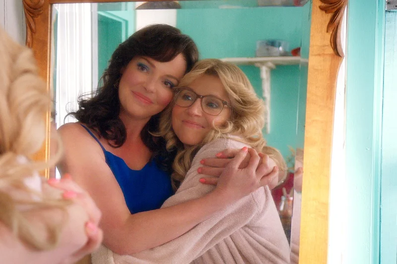 "Firefly Lane" to powieść Kristin Hannah, opowiadająca o kobiecej przyjaźni. 27 stycznia 2021 książka wejdzie na polski rynek, a 3 lutego 2021 na platformie Netflix odbędzie się premiera serialu na jej kanwie