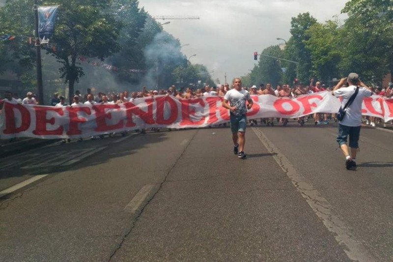 Przed meczem z Ukrainą – polscy kibice w Marsylii bronią europejskiej kultury.