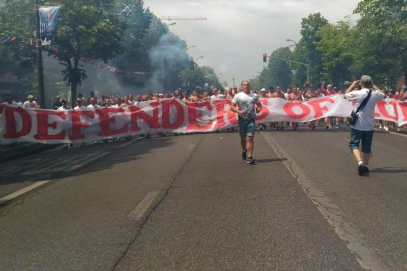 Przed meczem z Ukrainą – polscy kibice w Marsylii bronią europejskiej kultury.