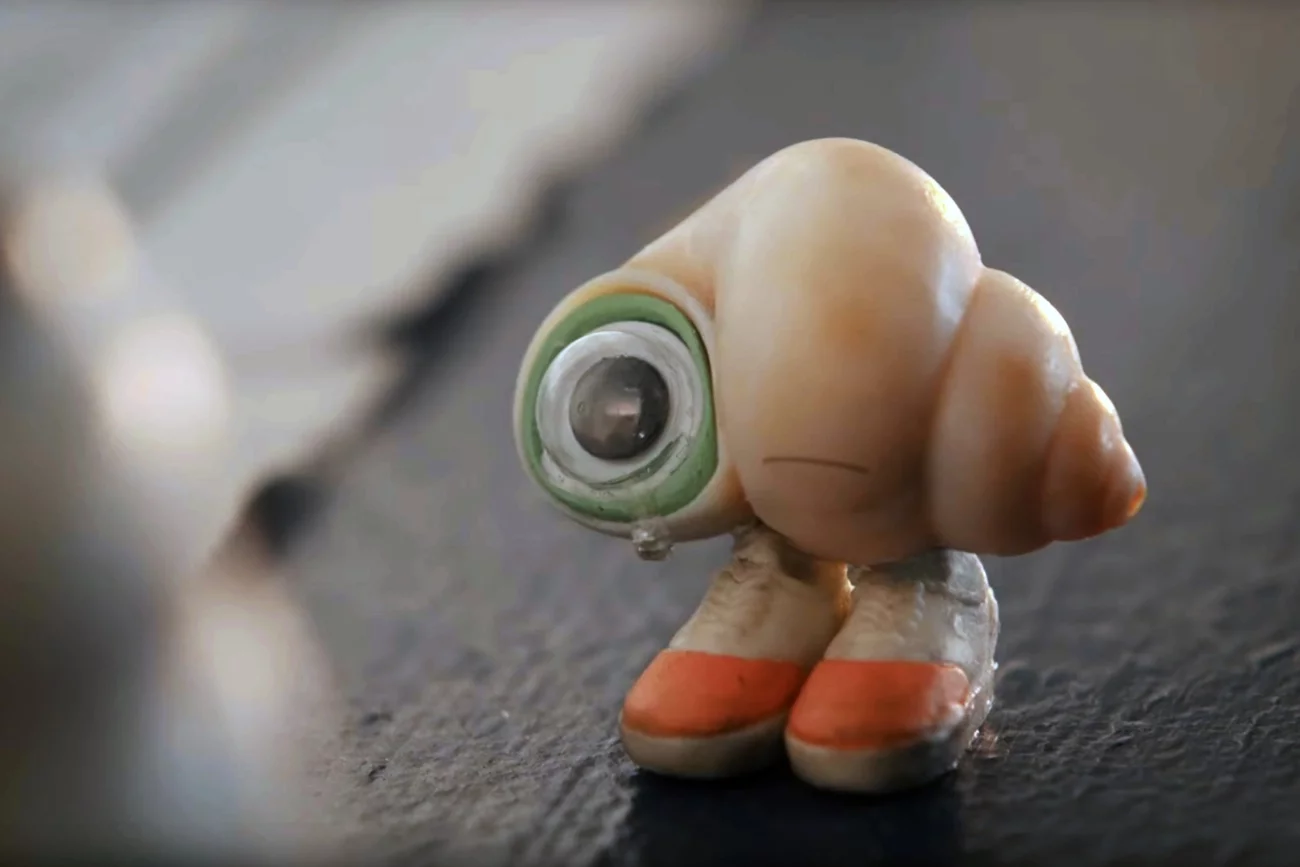 Takiego filmu jeszcze nie widzieliście. Na Netflix trafił mockument o gadającej muszelce Marcel Muszelka w różowych bucikach na Netflix. Przedziwna animacja