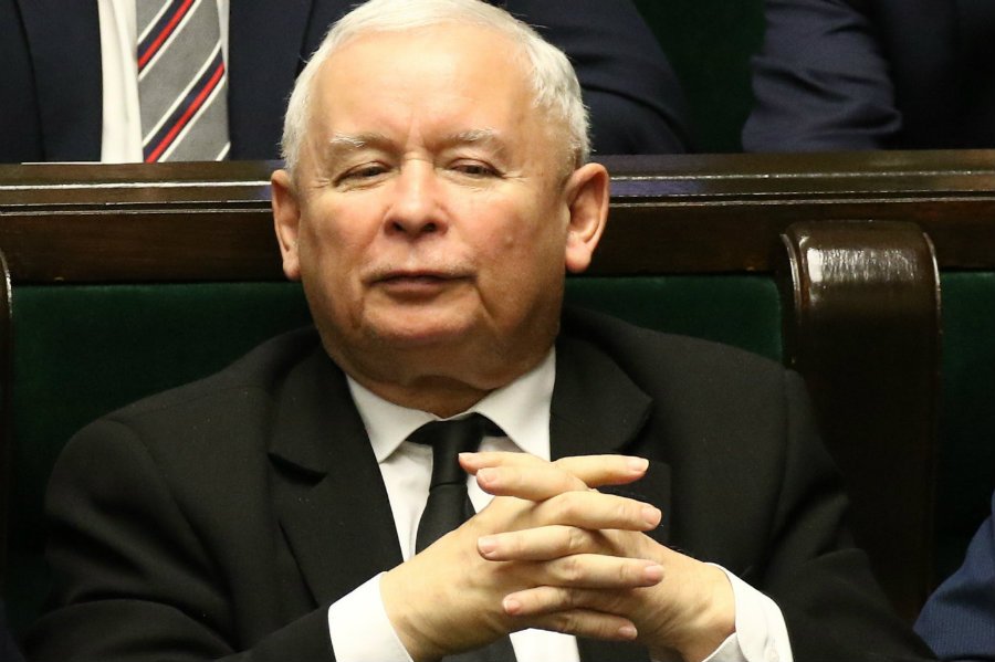 Gazeta Wyborcza opisuje być może jedną z największych afer za rządów PiS. Marek Chrzanowski, przewodniczący Komisji Nadzoru Finansowego, miał zaoferować przychylność dla Getin Noble Banku w zamian za mniej więcej 40 mln zł.