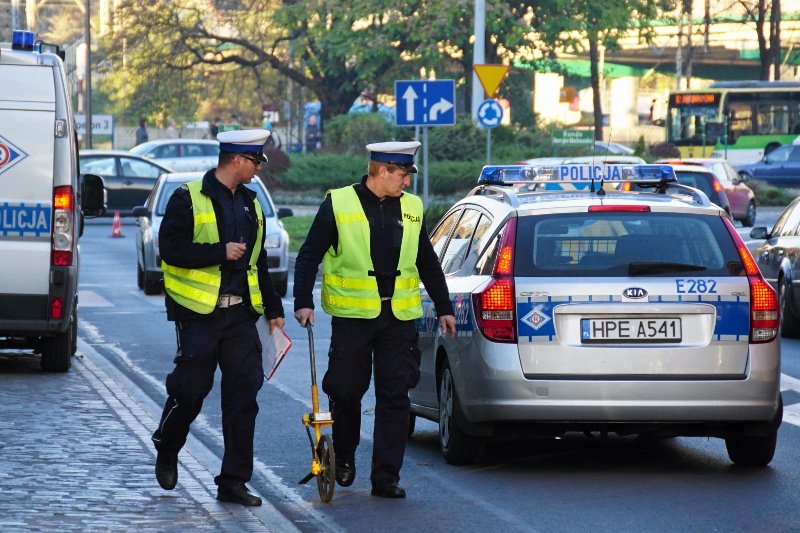 W Pabianicach radny PiS potrącił 15-latka na pasach, gdy wiózł odblaski, które miały być rozdawane w ramach akcji poprawy bezpieczeństwa na drogach. Zdjęcie poglądowe.