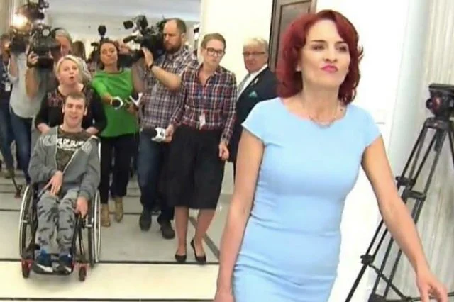 Kadr uchwycony przez operatora TVN24 stał się symbolem pogardy wobec osób niepełnosprawnych.