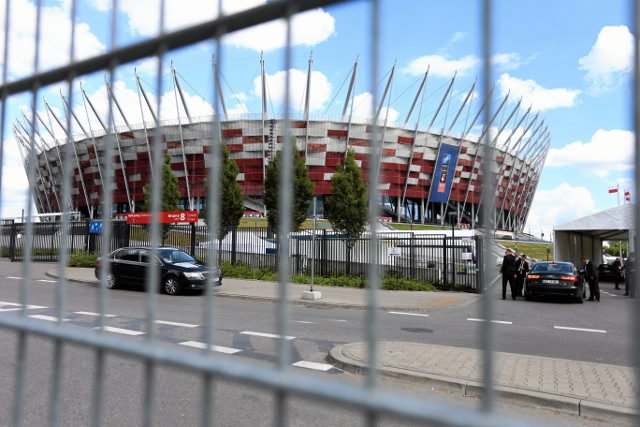 Stadion Narodowy przypomina oblężoną twierdzę,. Porządku w Warszawie będzie pilnowało niemal 7 tys. policjantów.