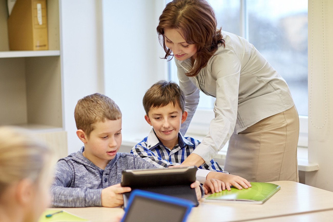 Trwa konkurs Nauczyciel Jutr@. Organizatorami akcji, która ma docenić nauczycieli rozwijających swoje umiejętności cyfrowe z troski o potrzeby uczniów i z myślą przyszłości edukacji, są Fundacja Orange i tygodnik "Głos Nauczycielski"